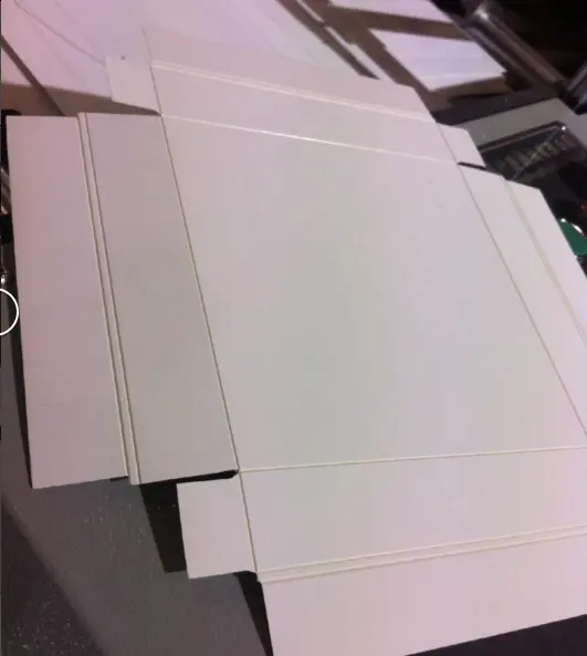 กระดาษแข็งอัตโนมัติกล่องกระดาษ MDF Board เครื่องเซาะร่องสำหรับกล่องแข็ง 200 ชิ้น / นาที